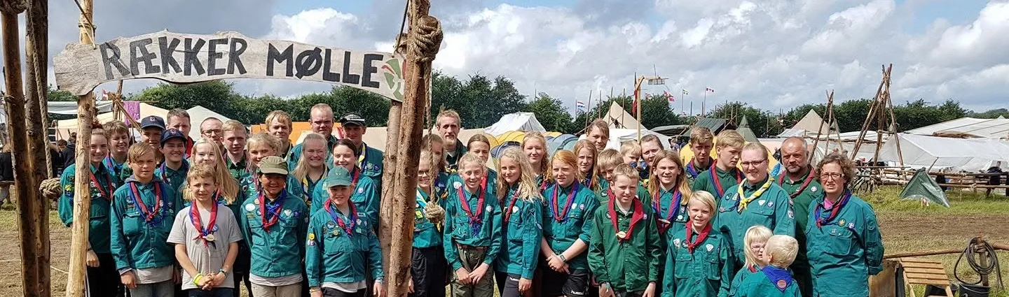 Spejdere fra Rækker Mølle samlet under gruppens banner